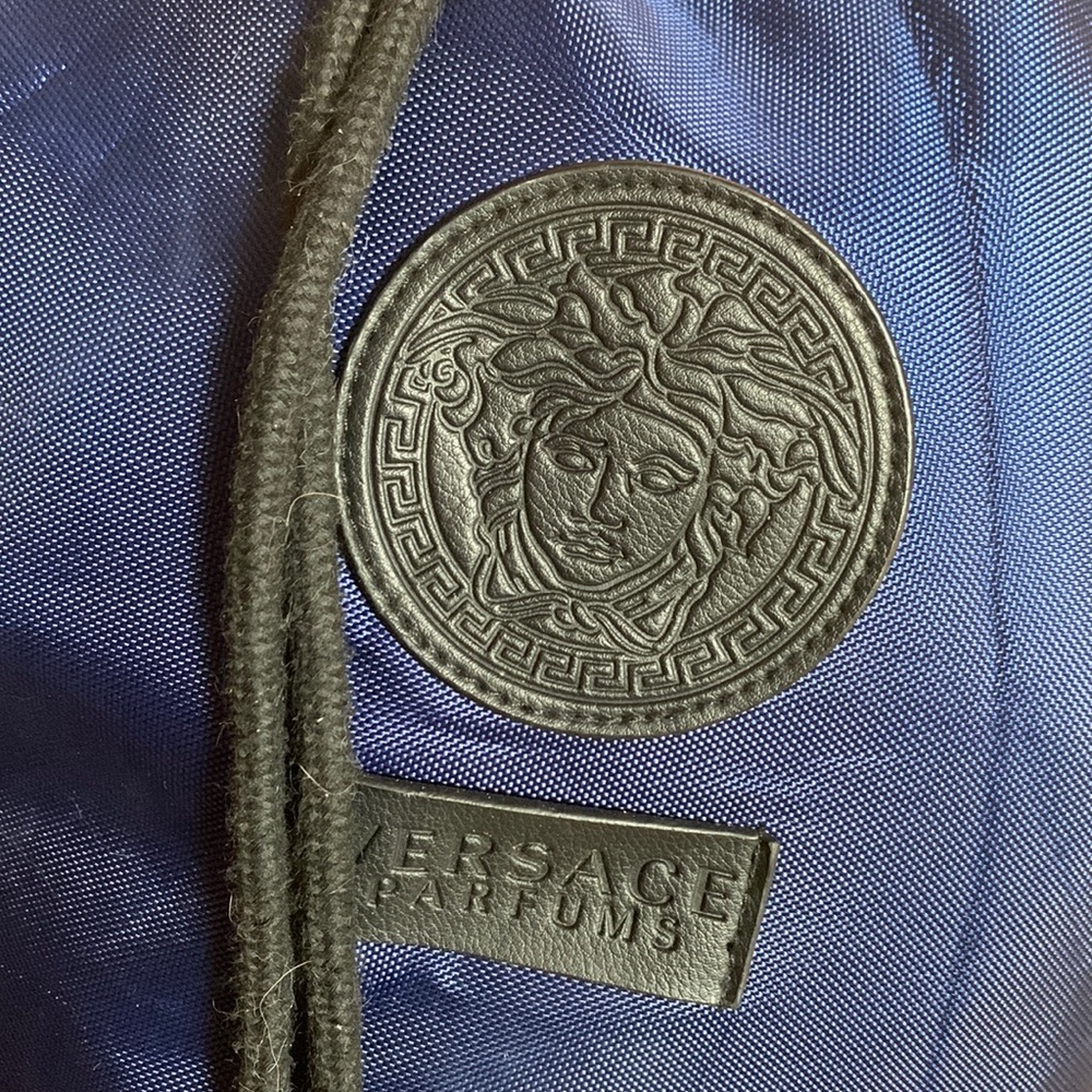 Hi i am selling this bag because i don’t use it. It is new and has not been used